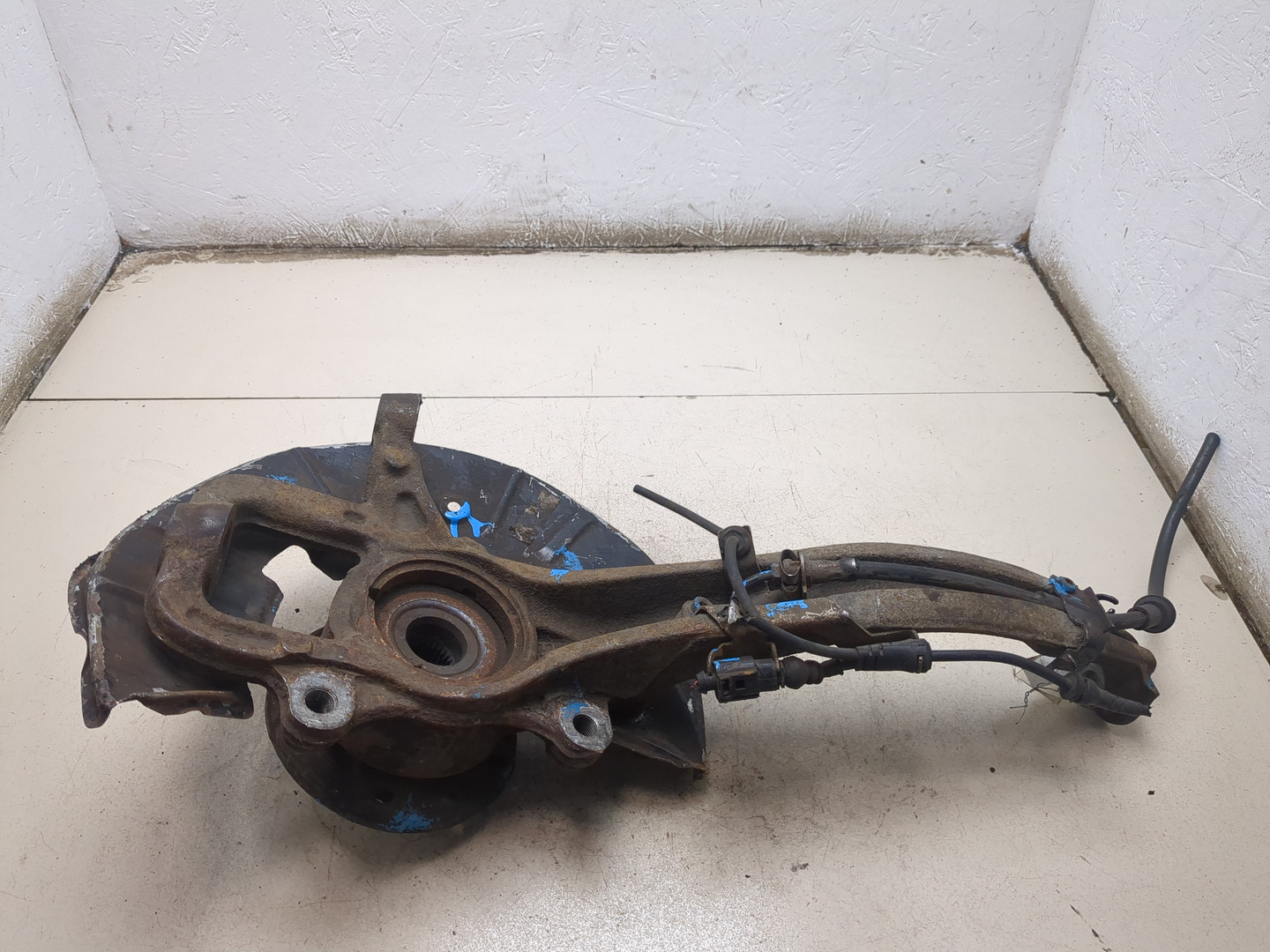 Кулак поворотный передний левый