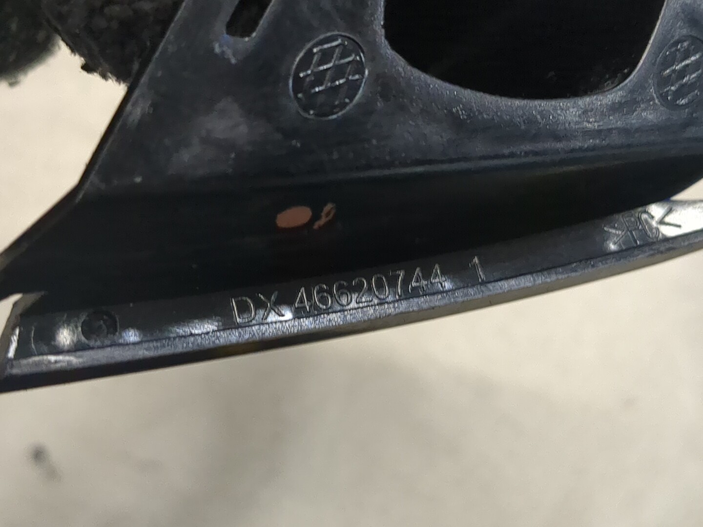 Кронштейн фар правый