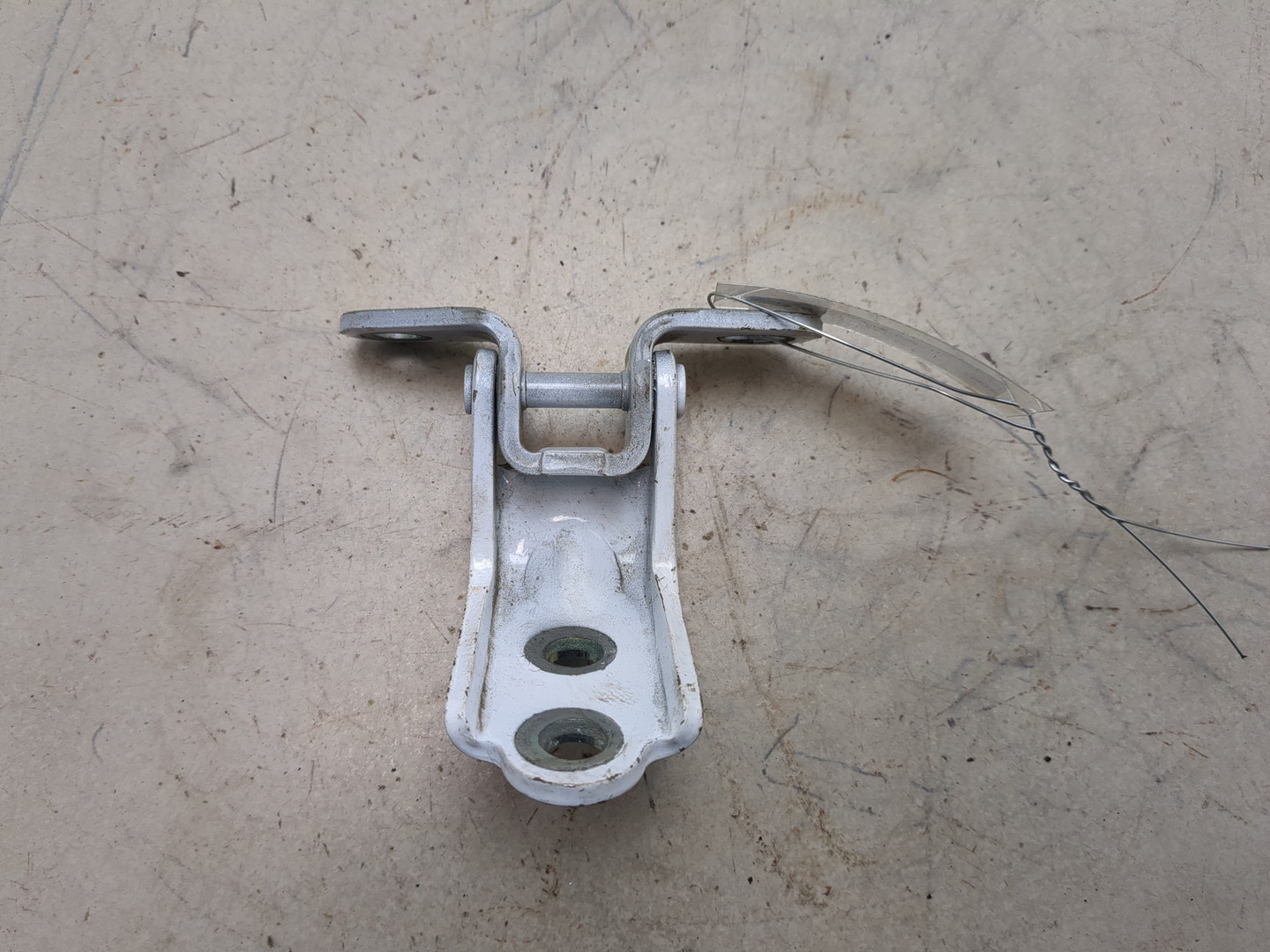 Петля двери