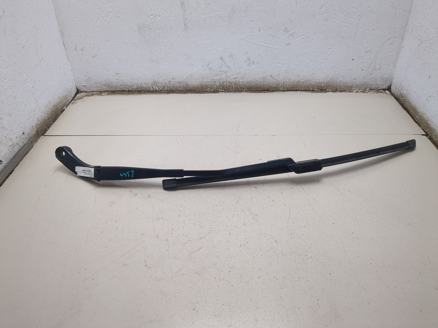 Поводок стеклоочистителя передний левый