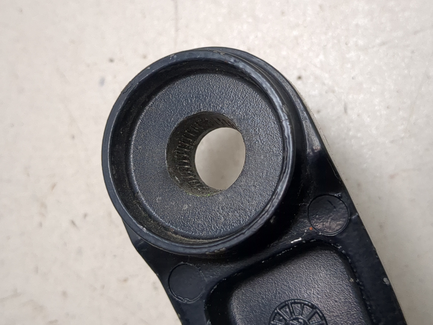 Поводок стеклоочистителя передний левый