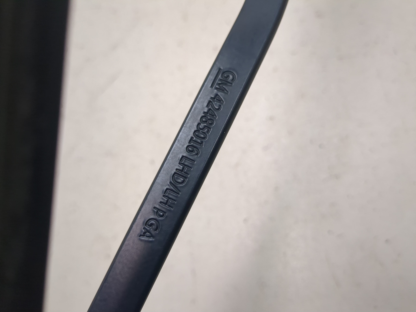 Поводок стеклоочистителя передний левый