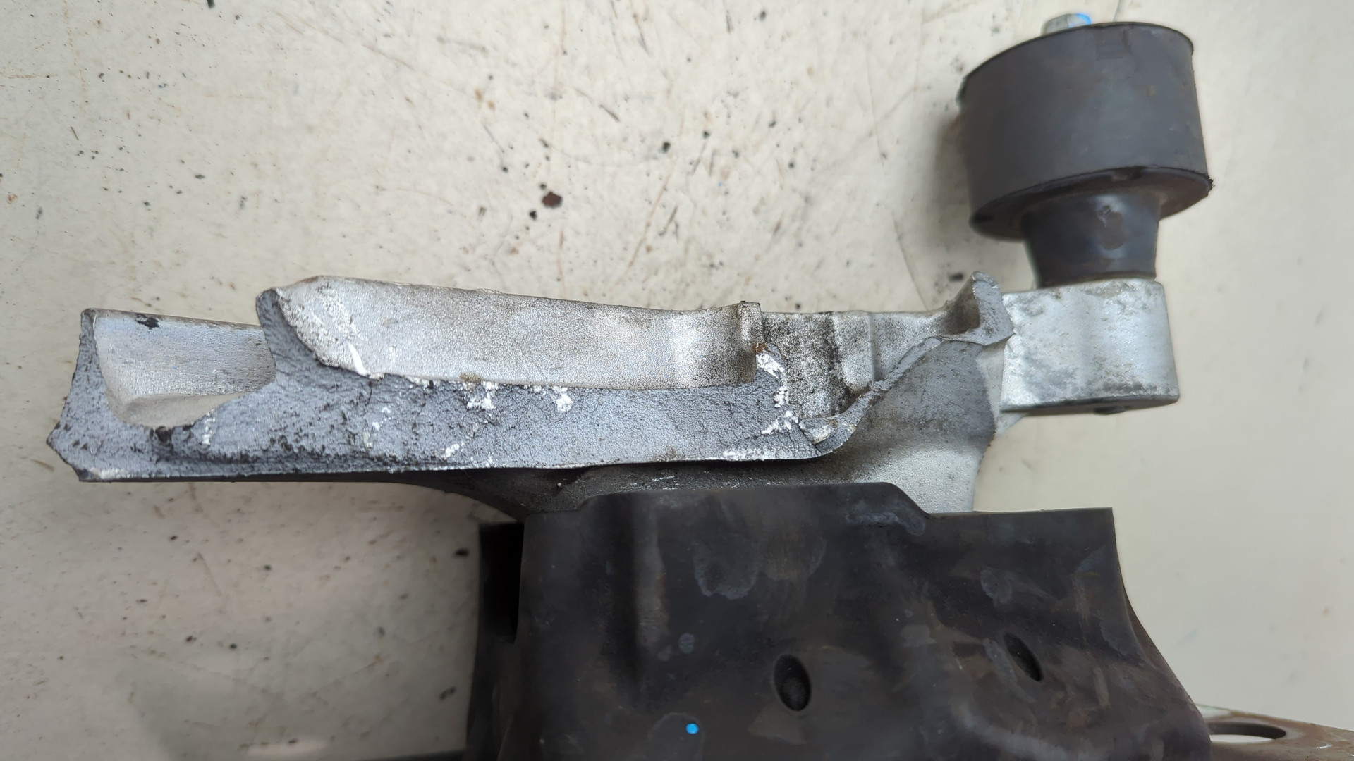 Опора двигателя