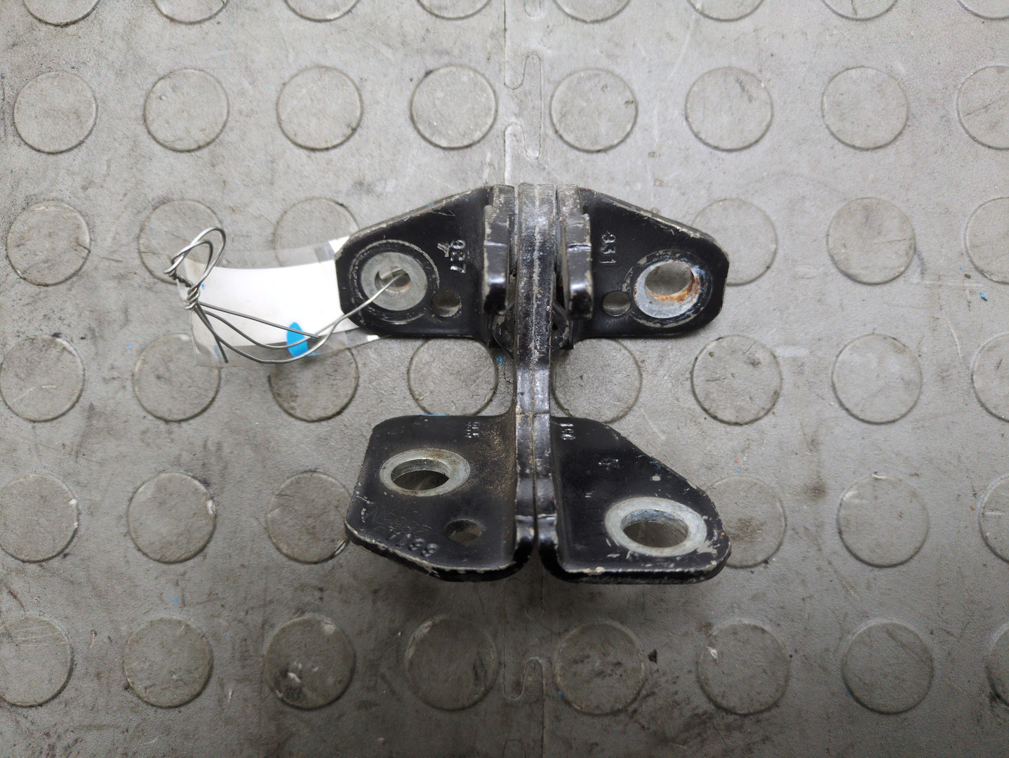 Петля двери