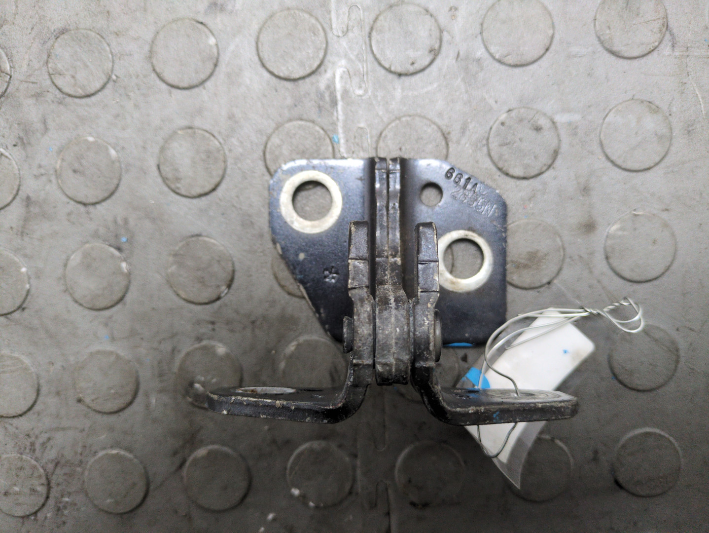 Петля двери