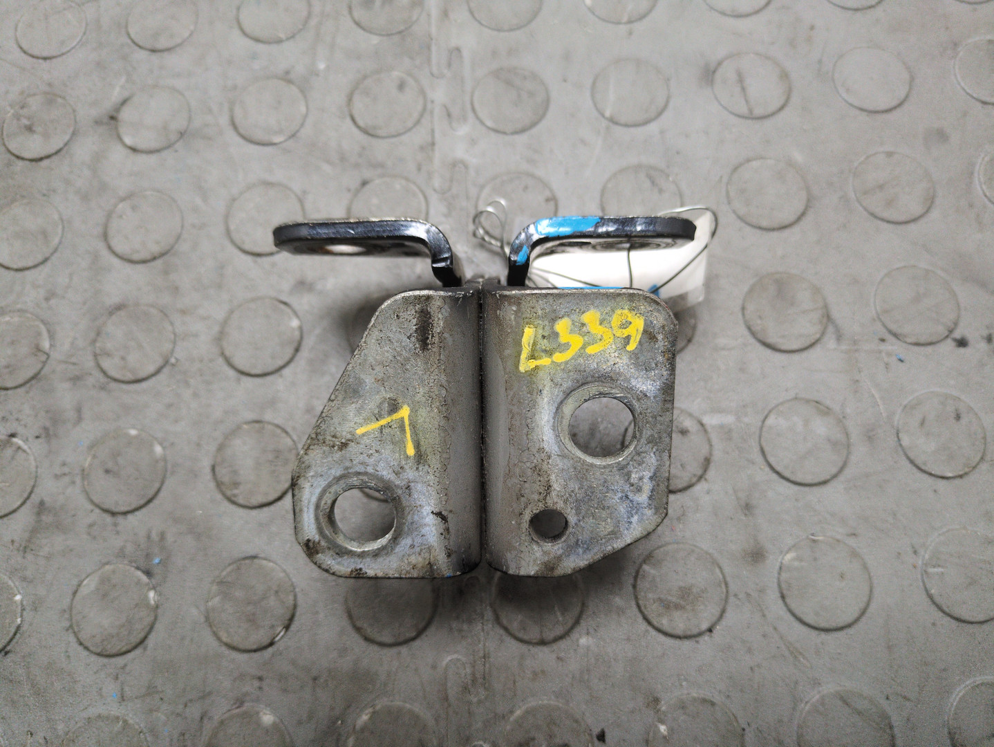 Петля двери