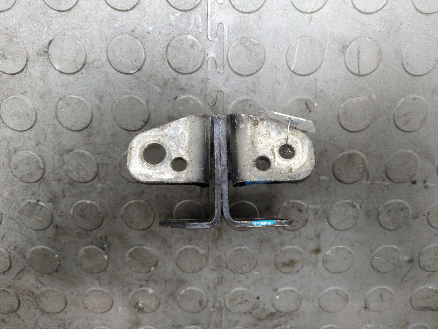 Петля двери