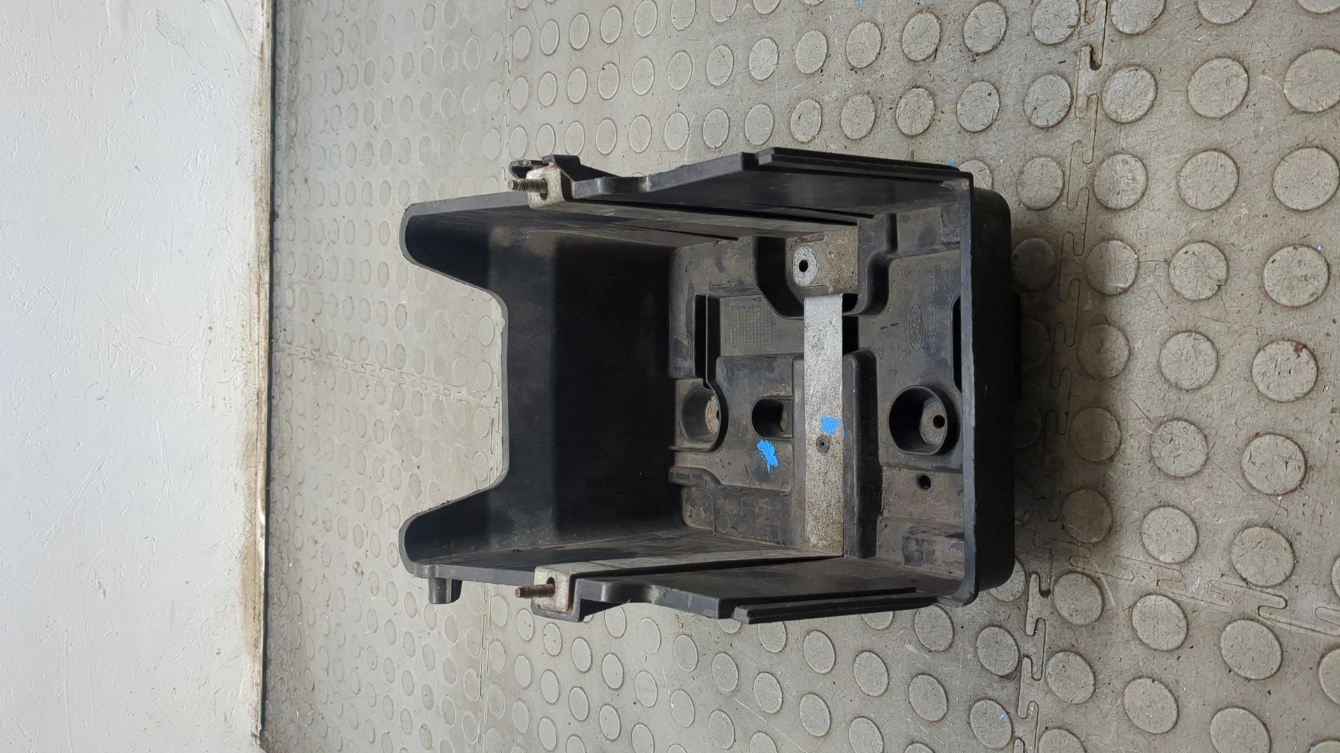 Площадка под аккумулятор (АКБ)