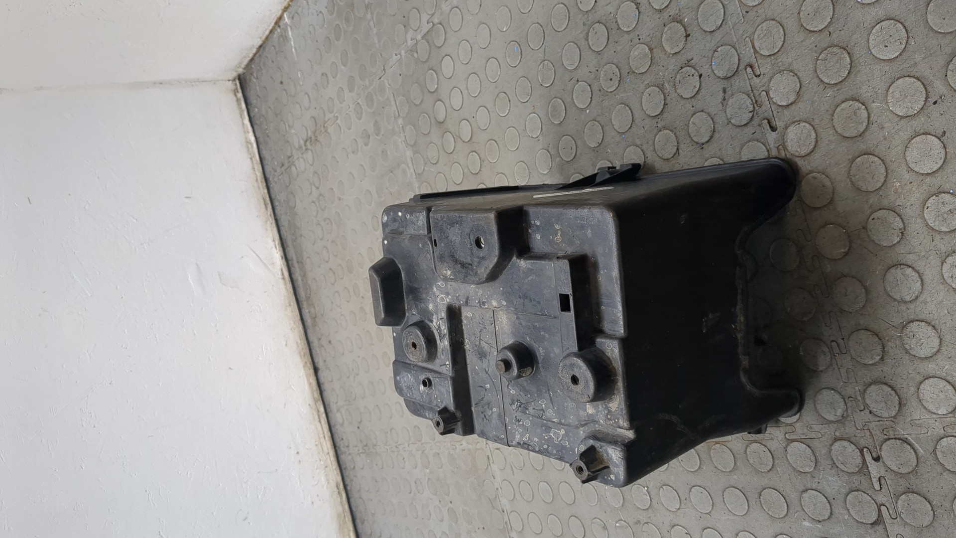 Площадка под аккумулятор (АКБ)