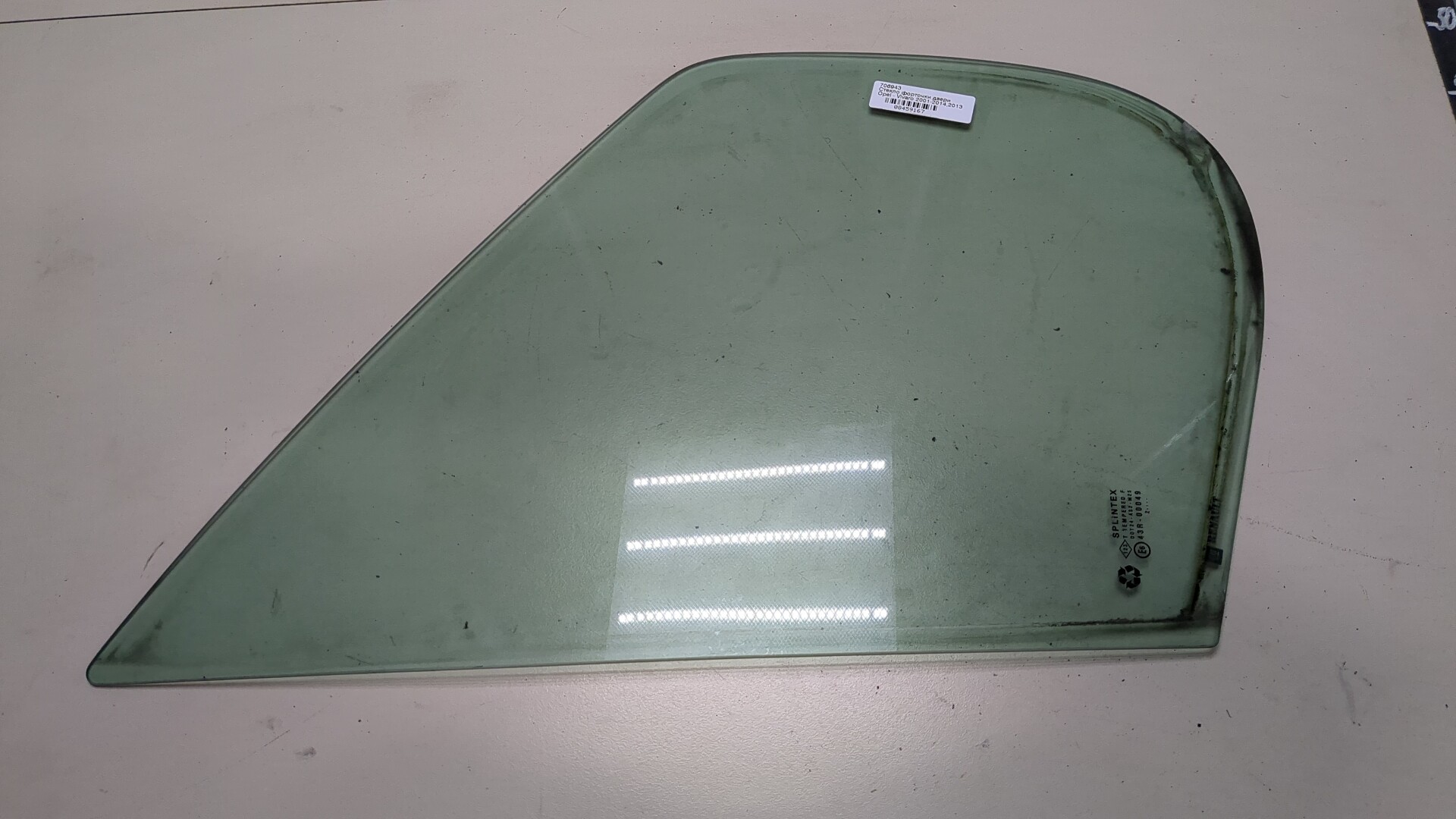 Стекло двери передней правой (форточка)