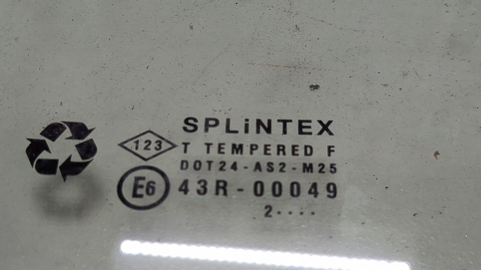 Стекло двери передней правой (форточка)