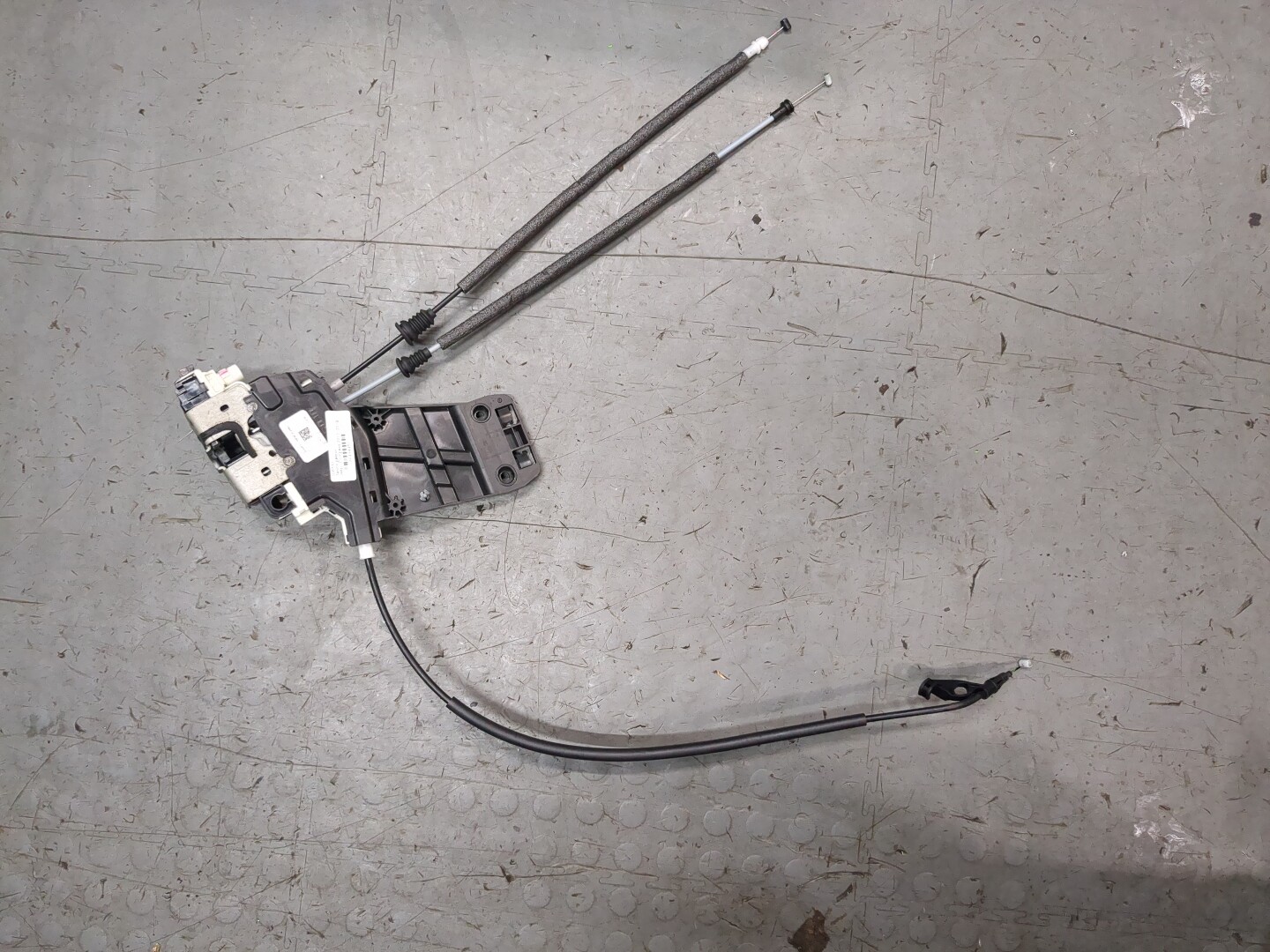 Замок двери передней левой