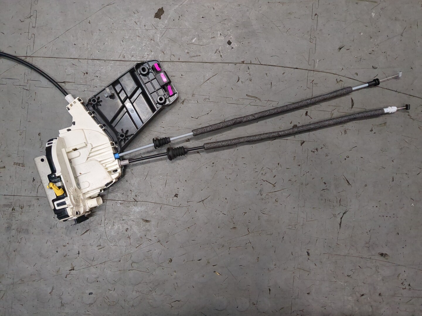 Замок двери передней левой