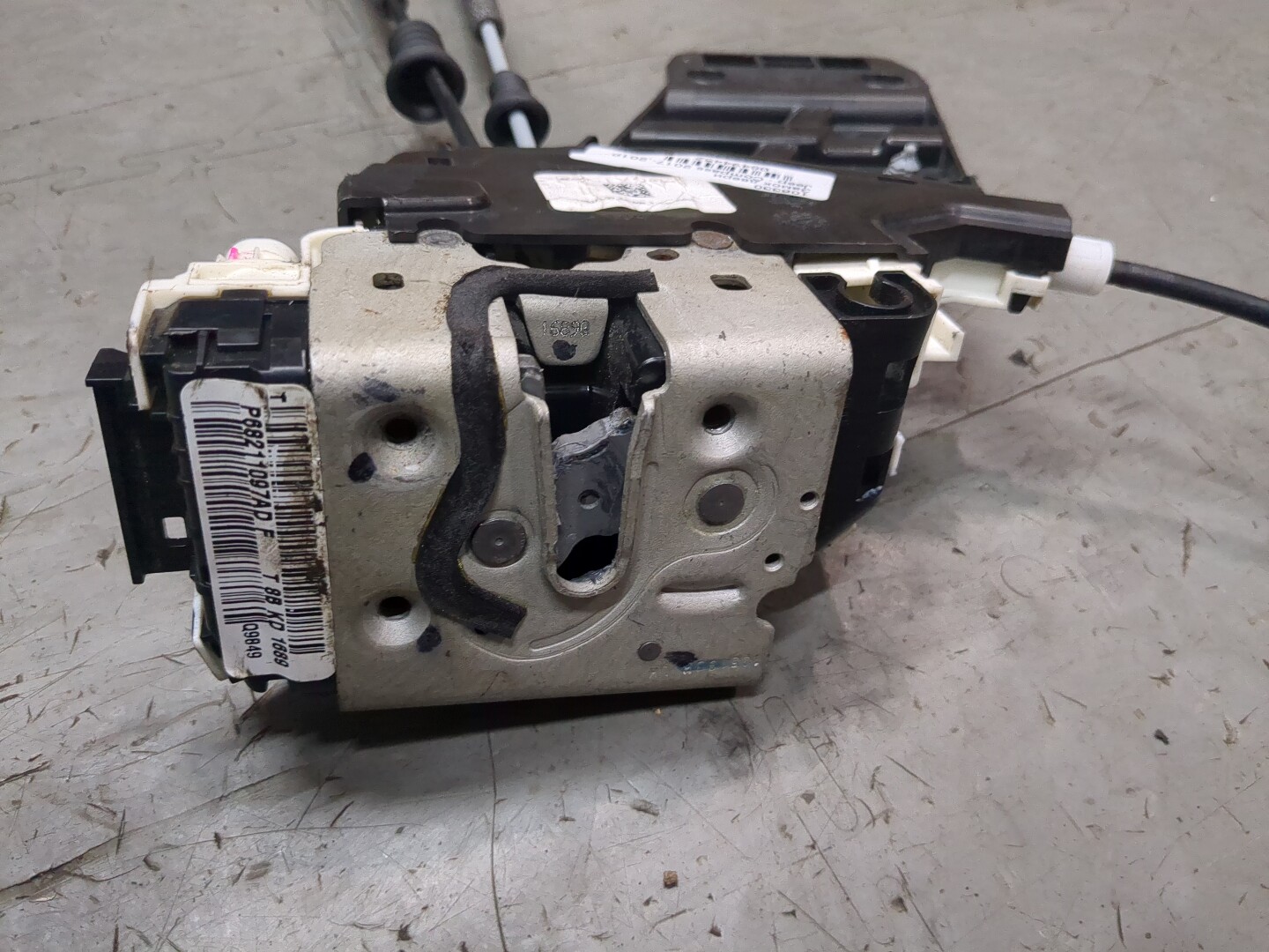 Замок двери передней левой