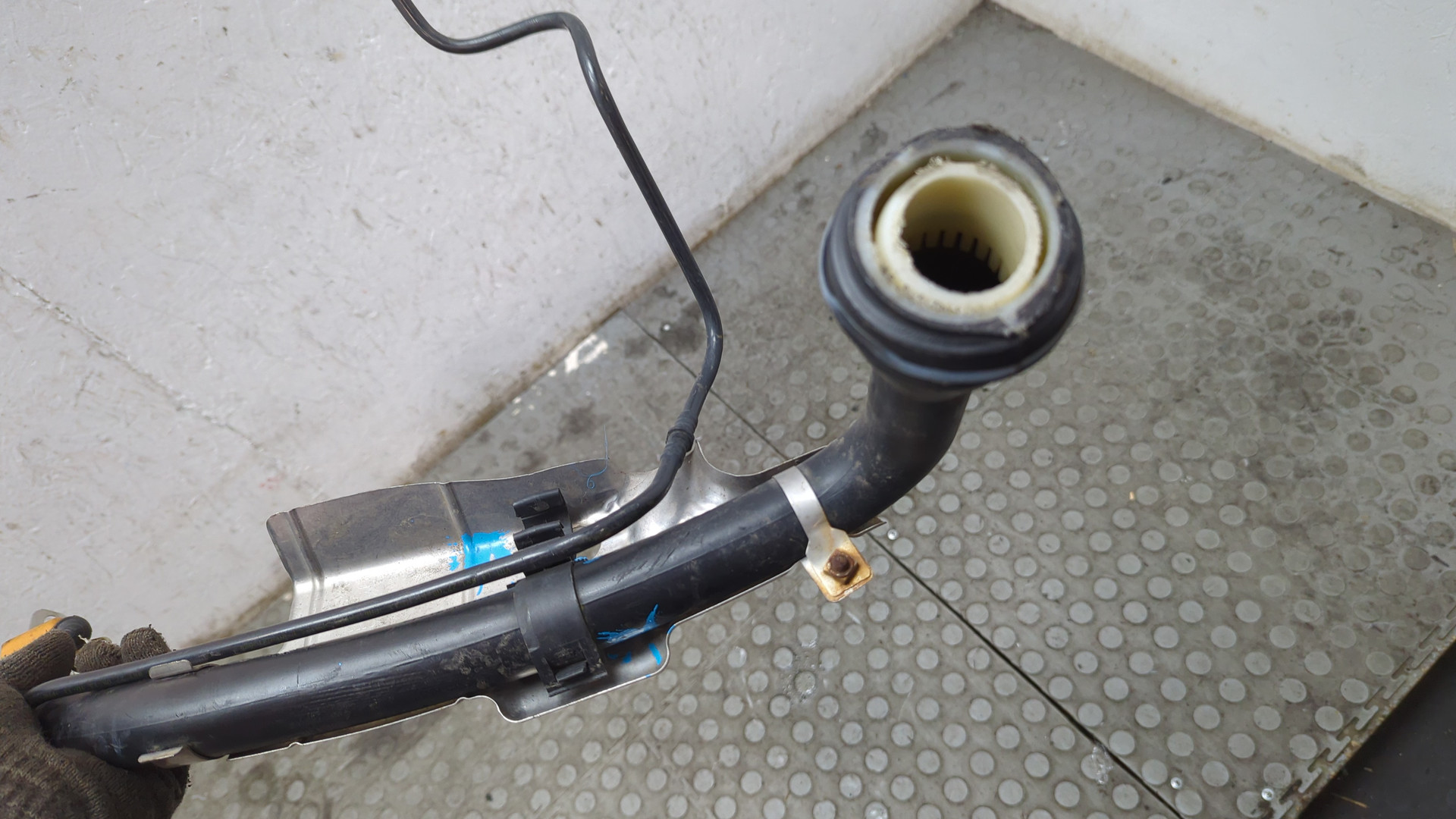 Горловина топливного бака