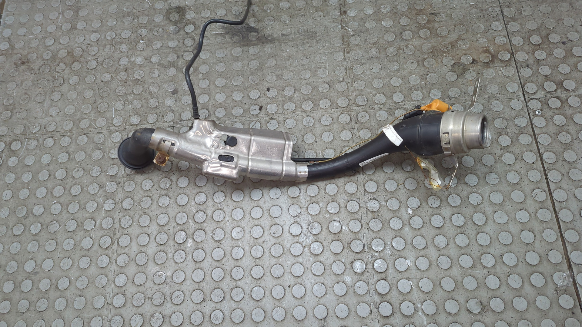 Горловина топливного бака