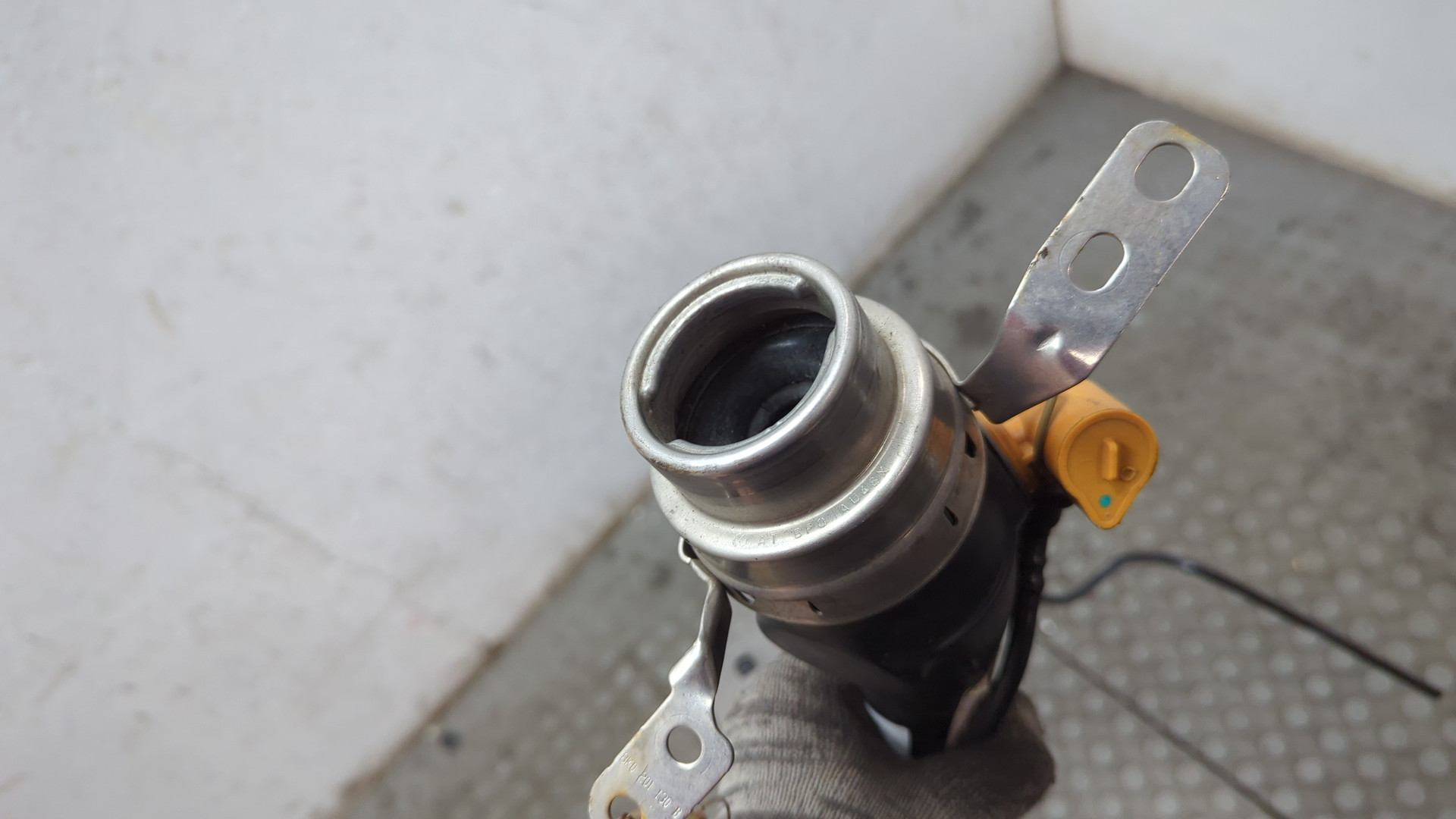 Горловина топливного бака