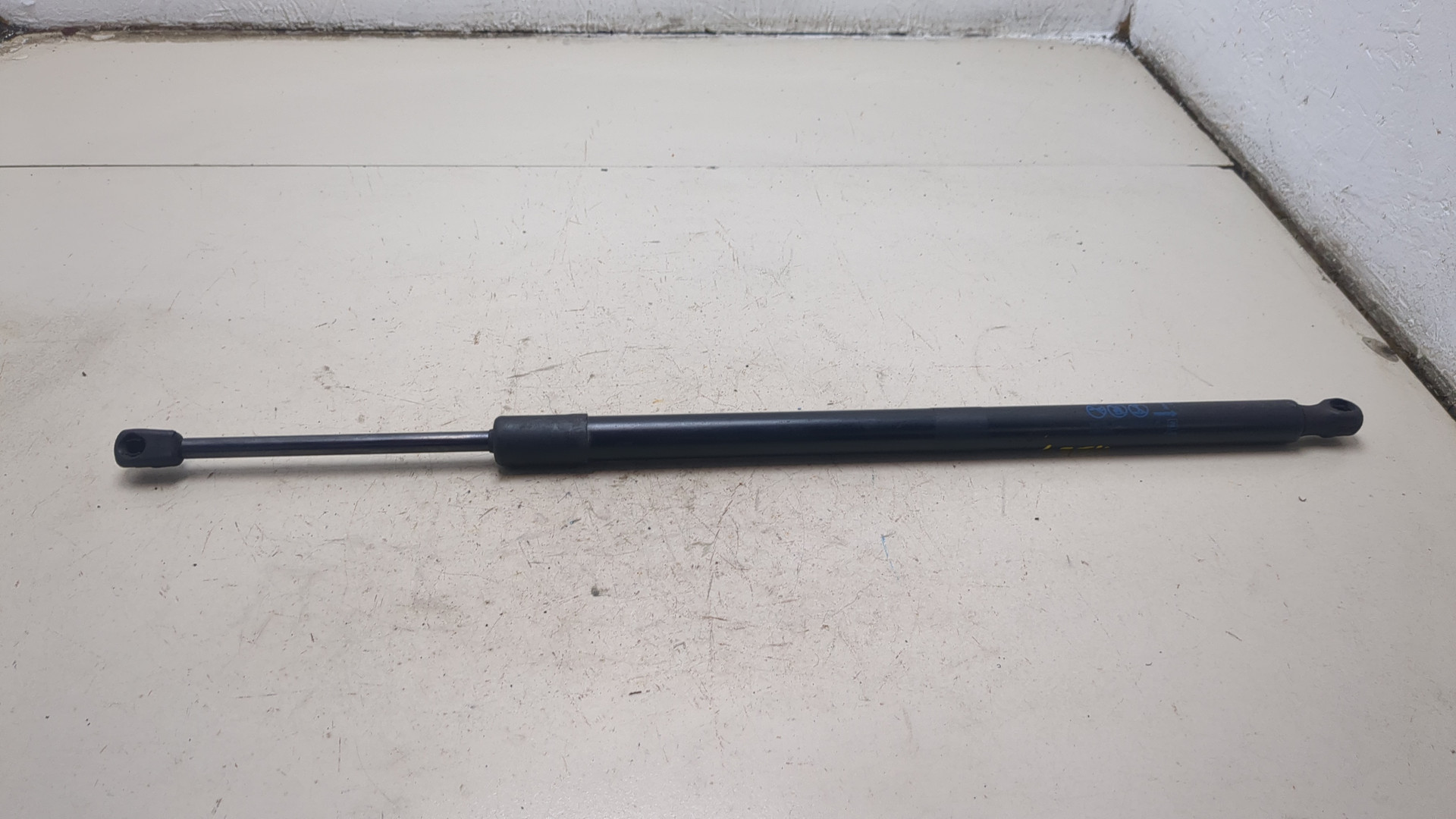 Амортизатор крышки багажника