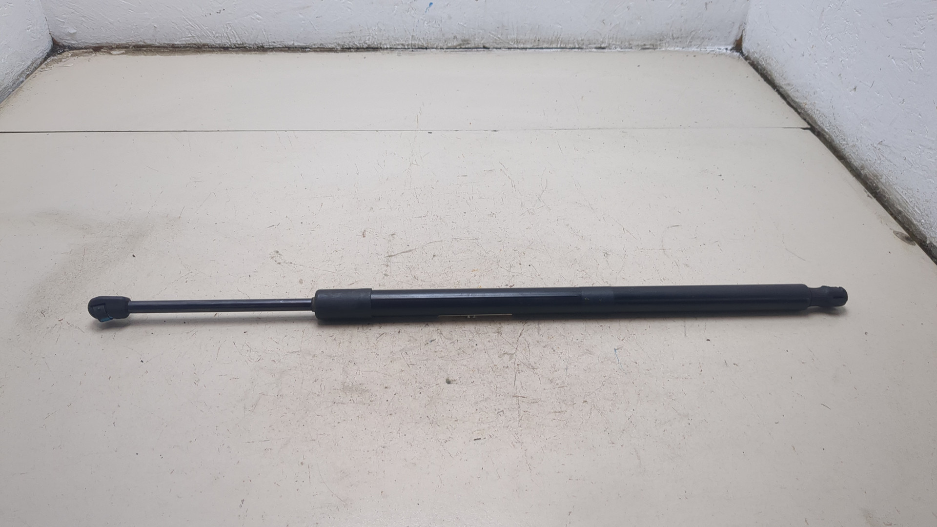 Амортизатор крышки багажника