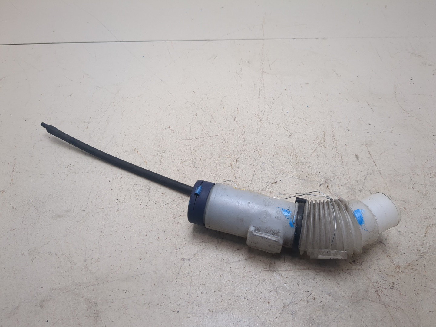 Горловина бачка омывателя