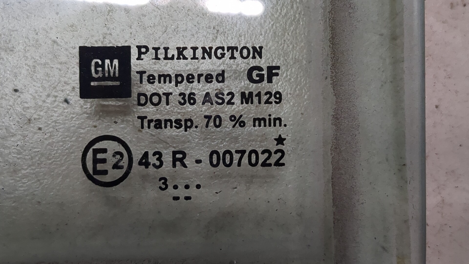 Стекло двери задней левой (форточка)