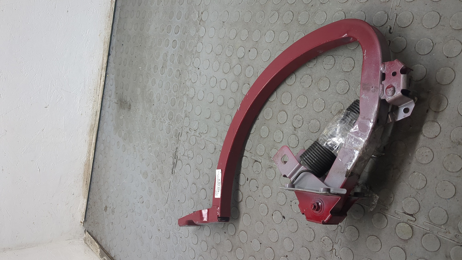 Петля крышки багажника