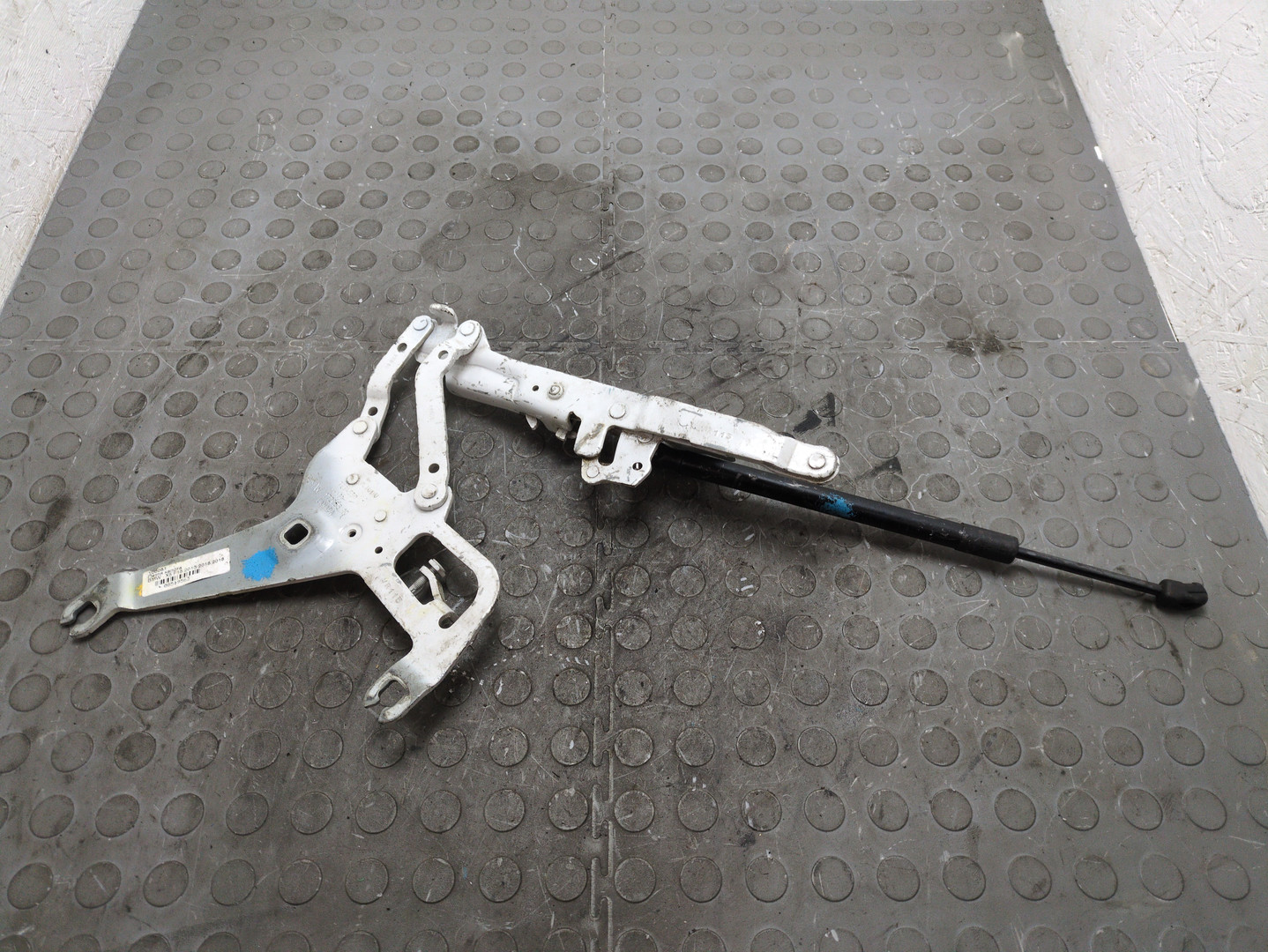 Петля капота правая