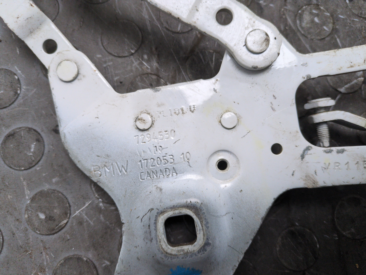 Петля капота правая