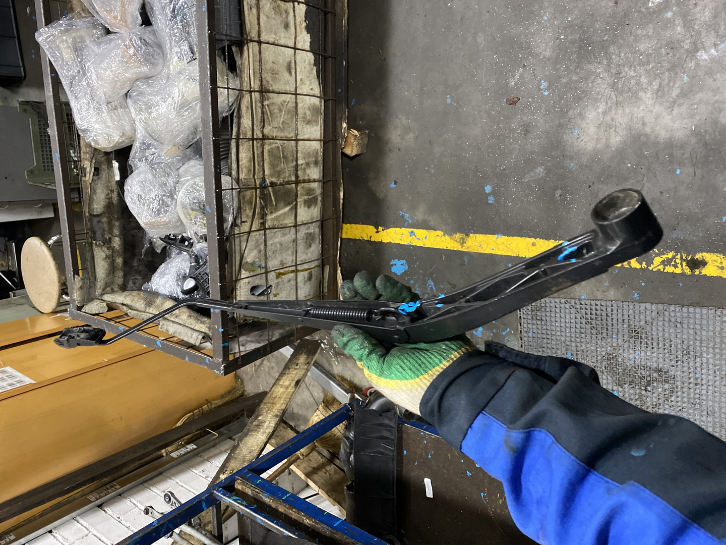 Поводок стеклоочистителя передний правый