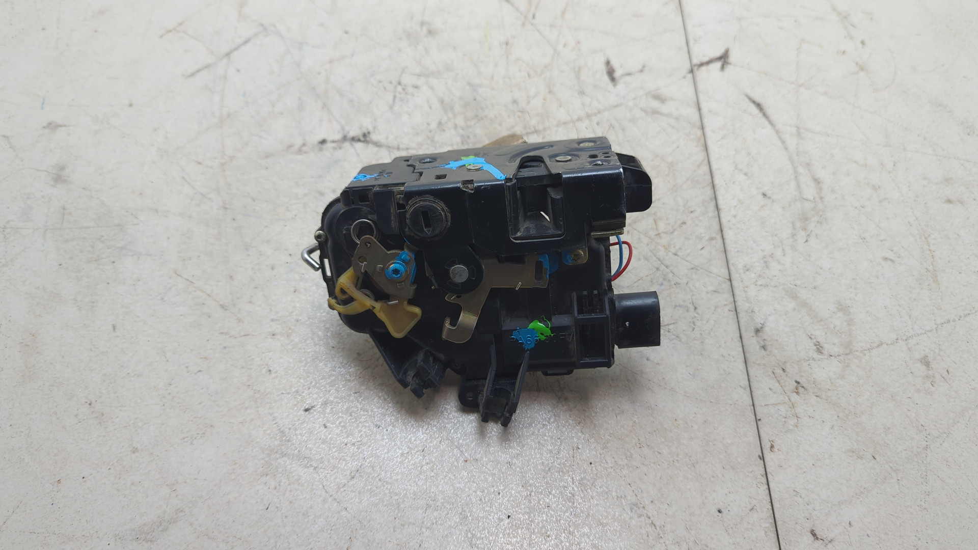 Замок двери задней правой