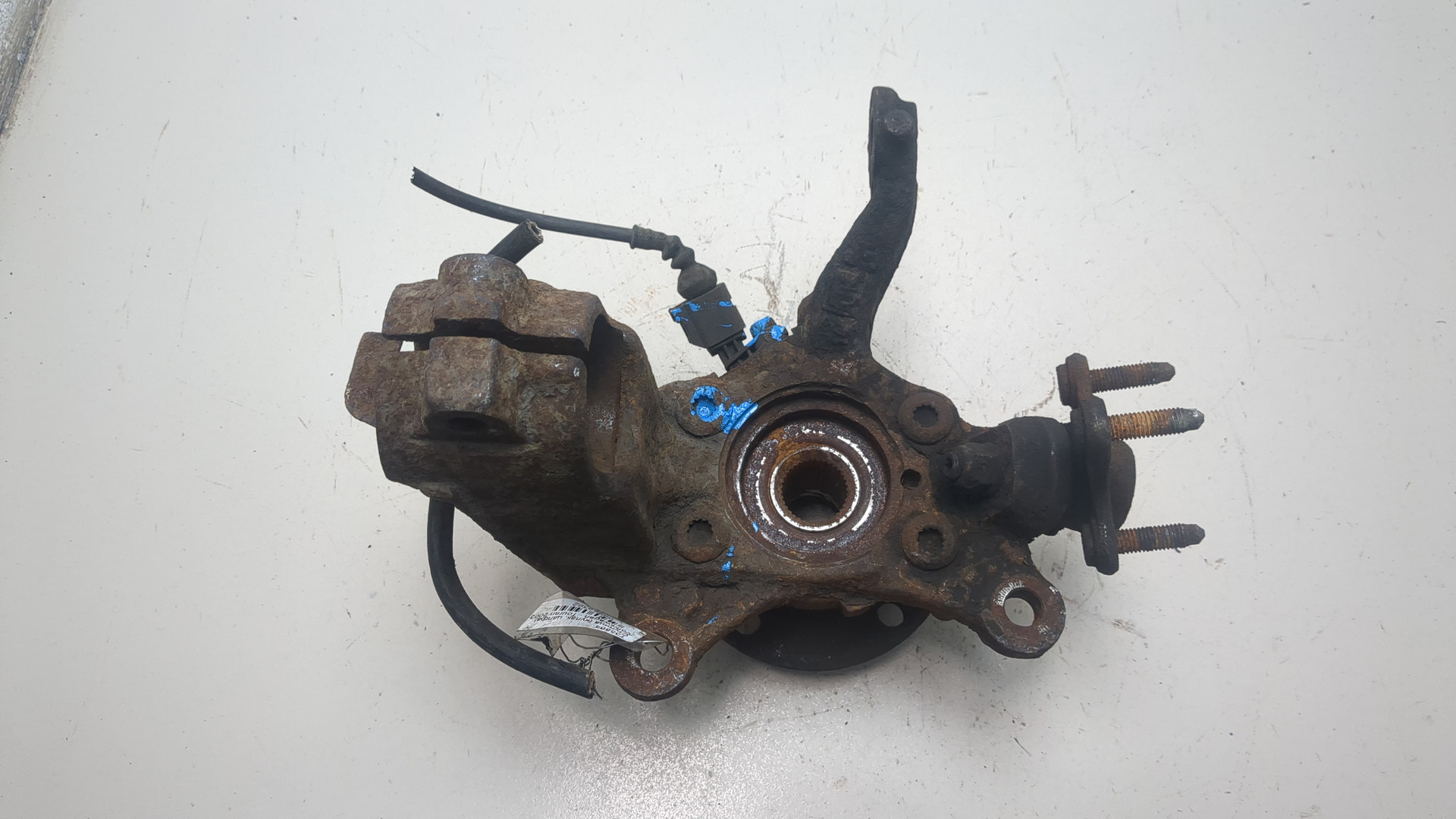 Кулак поворотный передний правый