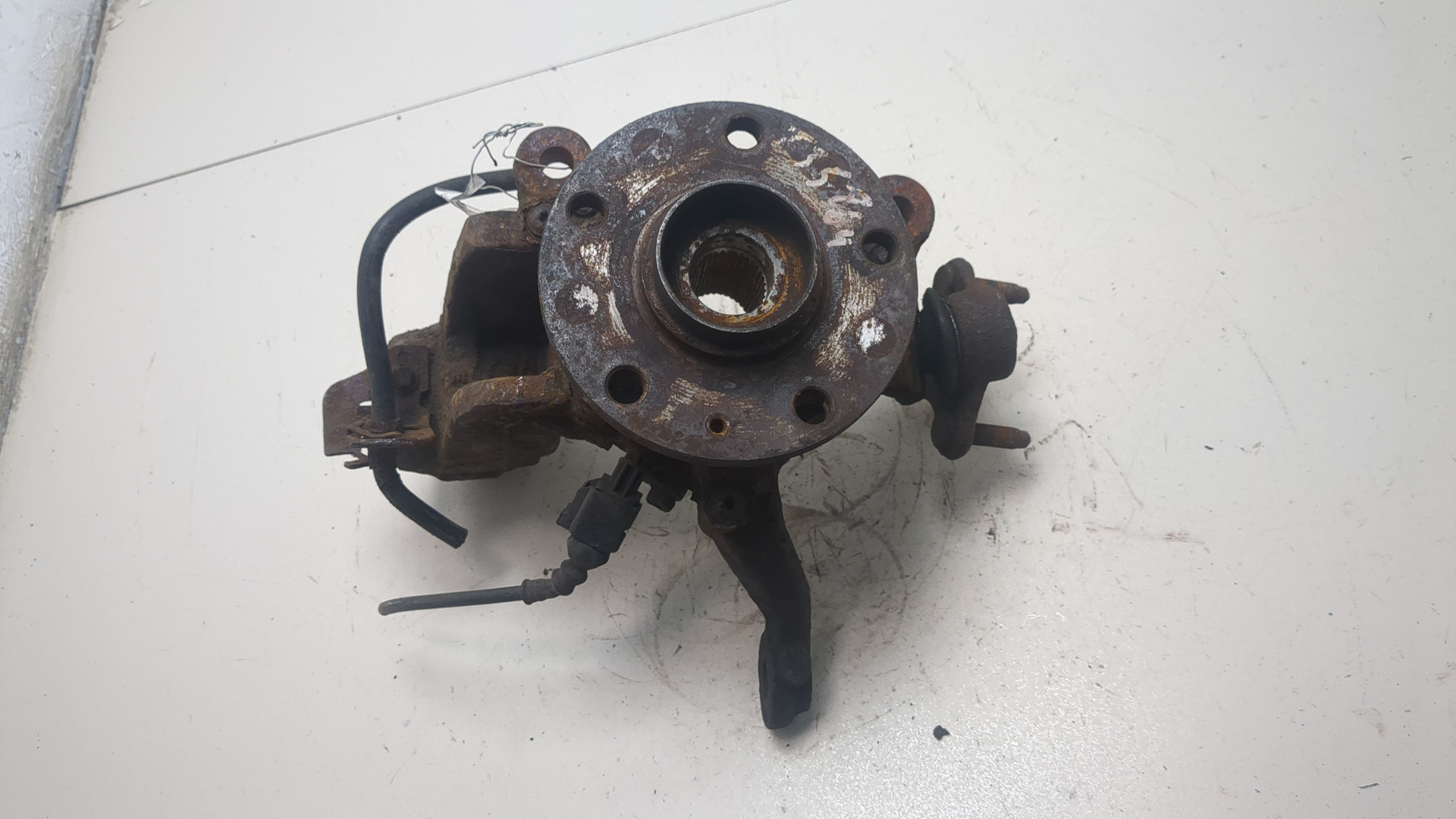 Кулак поворотный передний правый