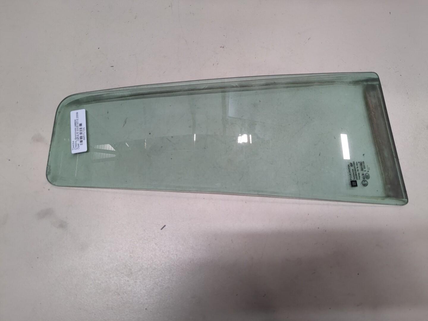 Стекло двери задней левой (форточка)
