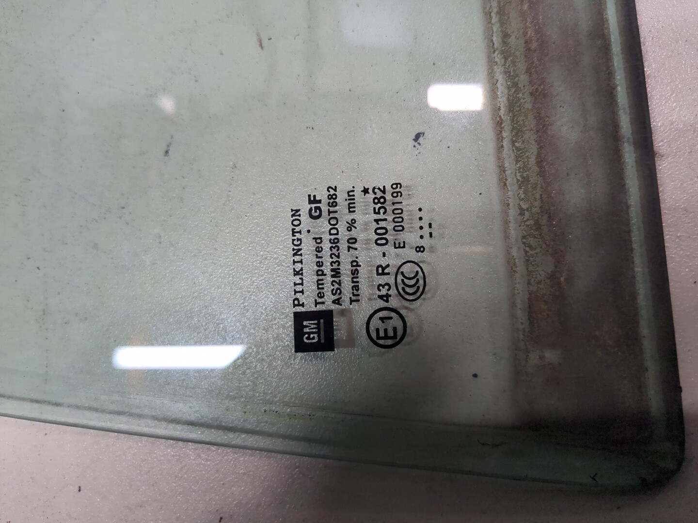 Стекло двери задней левой (форточка)