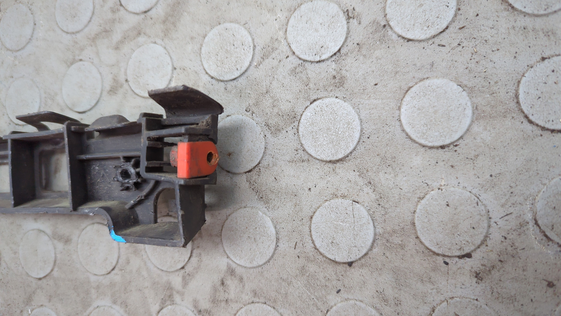 Кронштейн переднего бампера правый