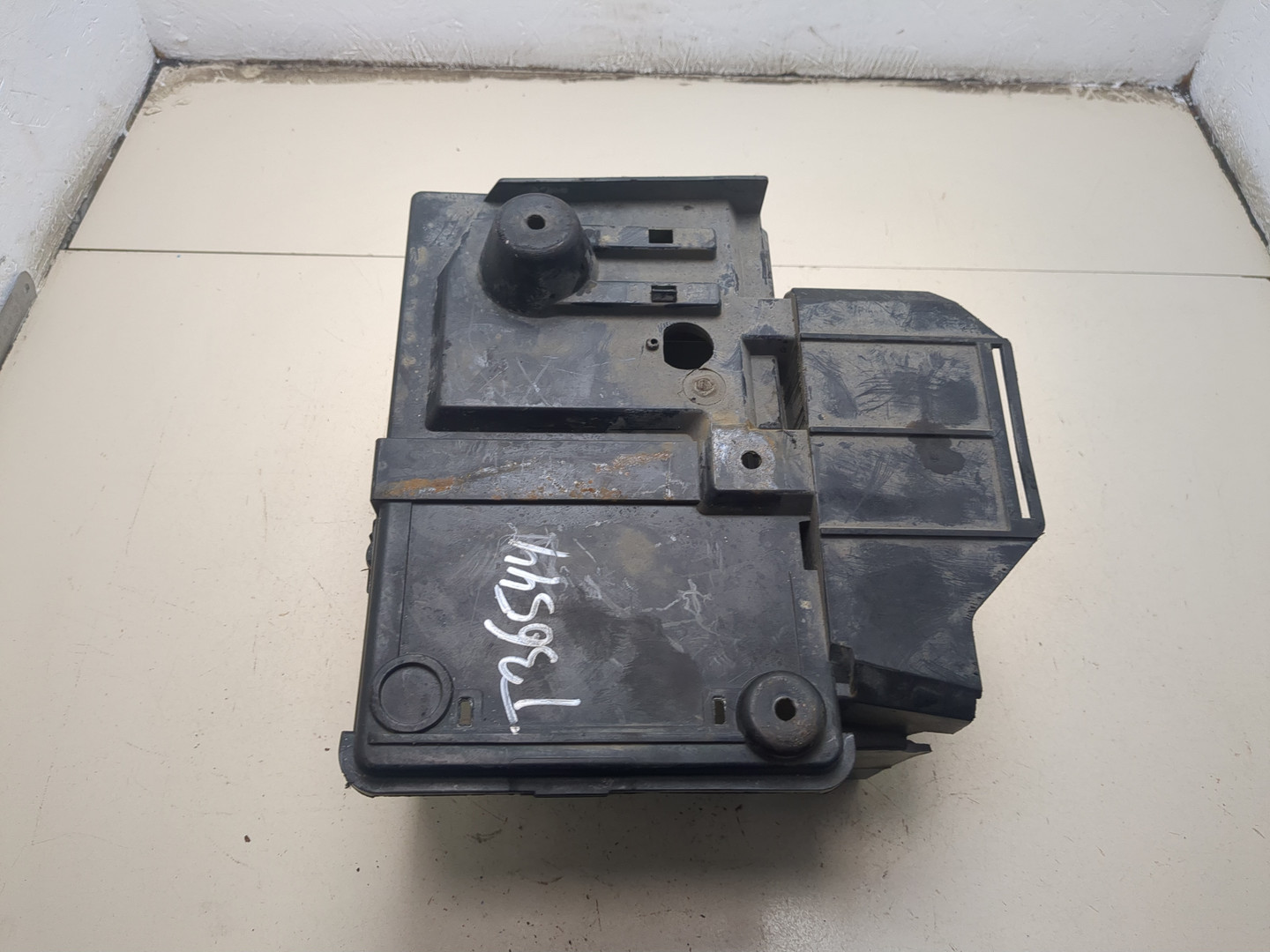 Площадка под аккумулятор (АКБ)