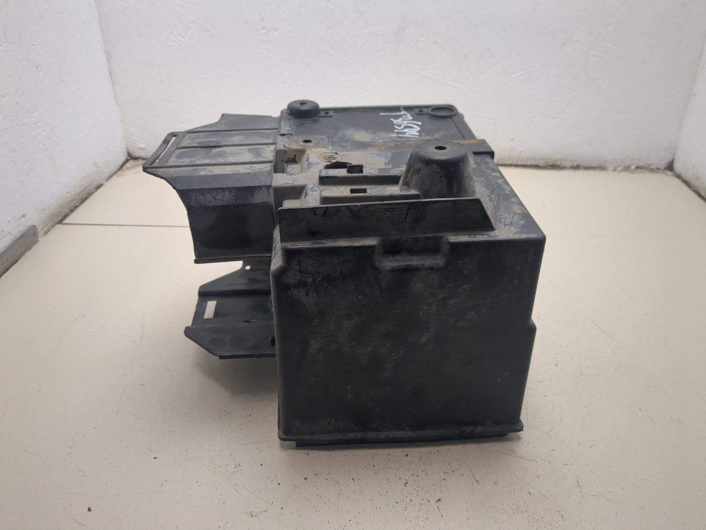 Площадка под аккумулятор (АКБ)