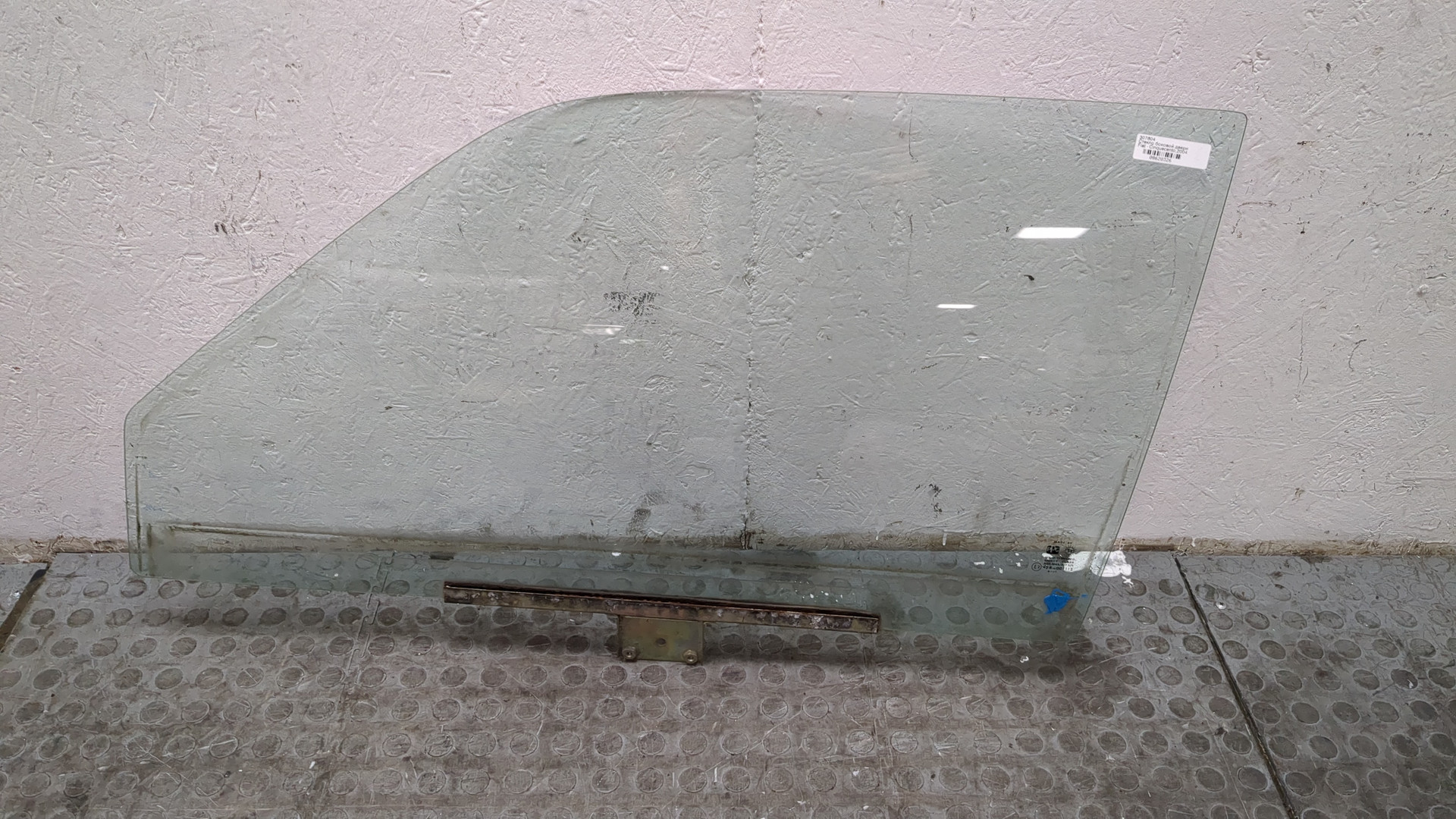 Стекло двери передней левой