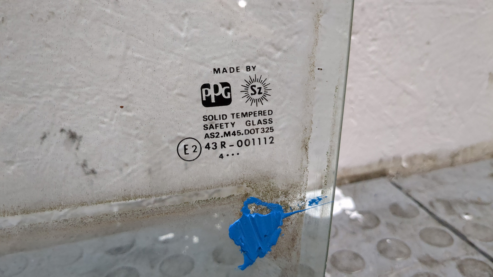 Стекло двери передней левой