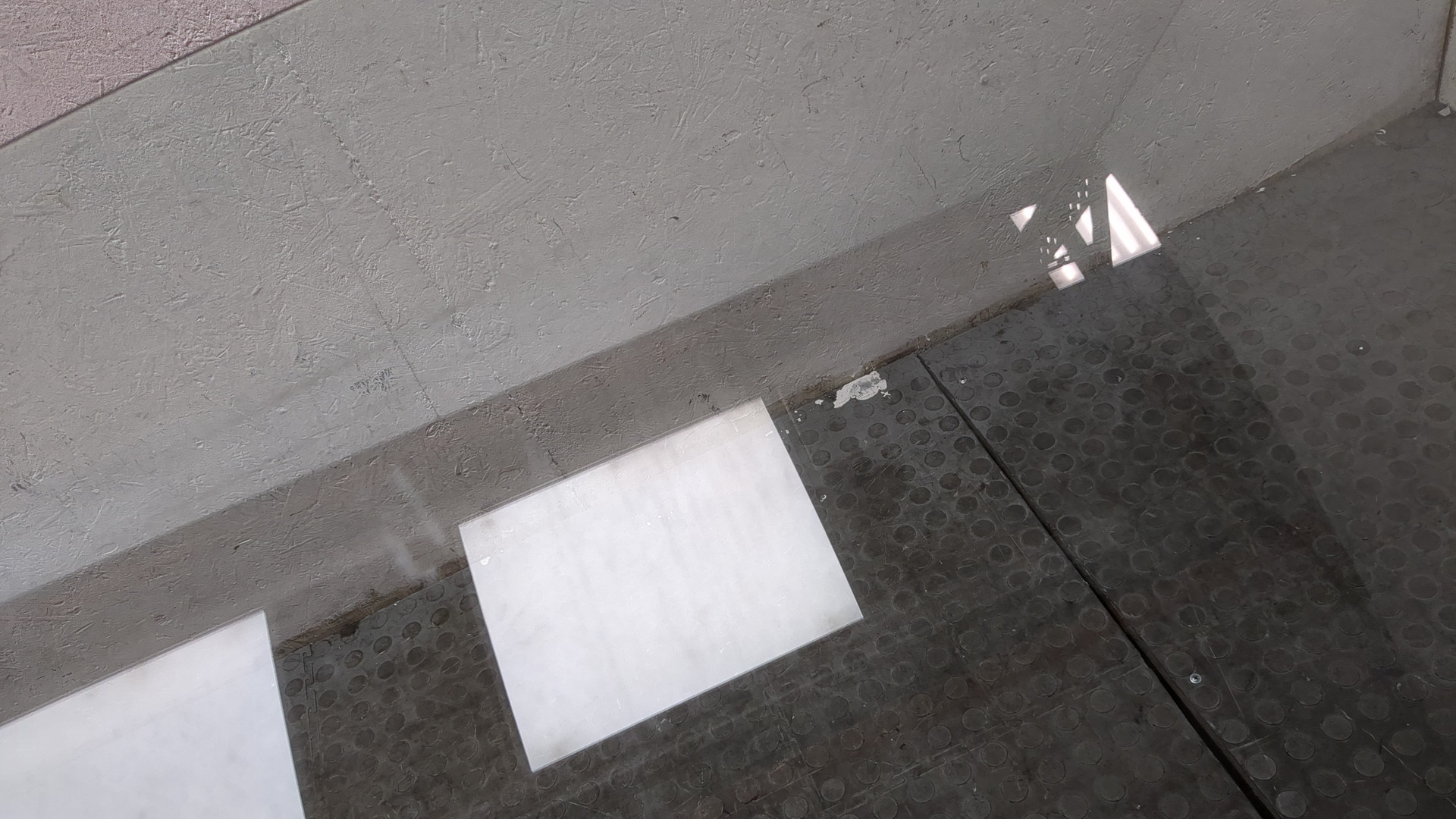 Стекло двери передней левой