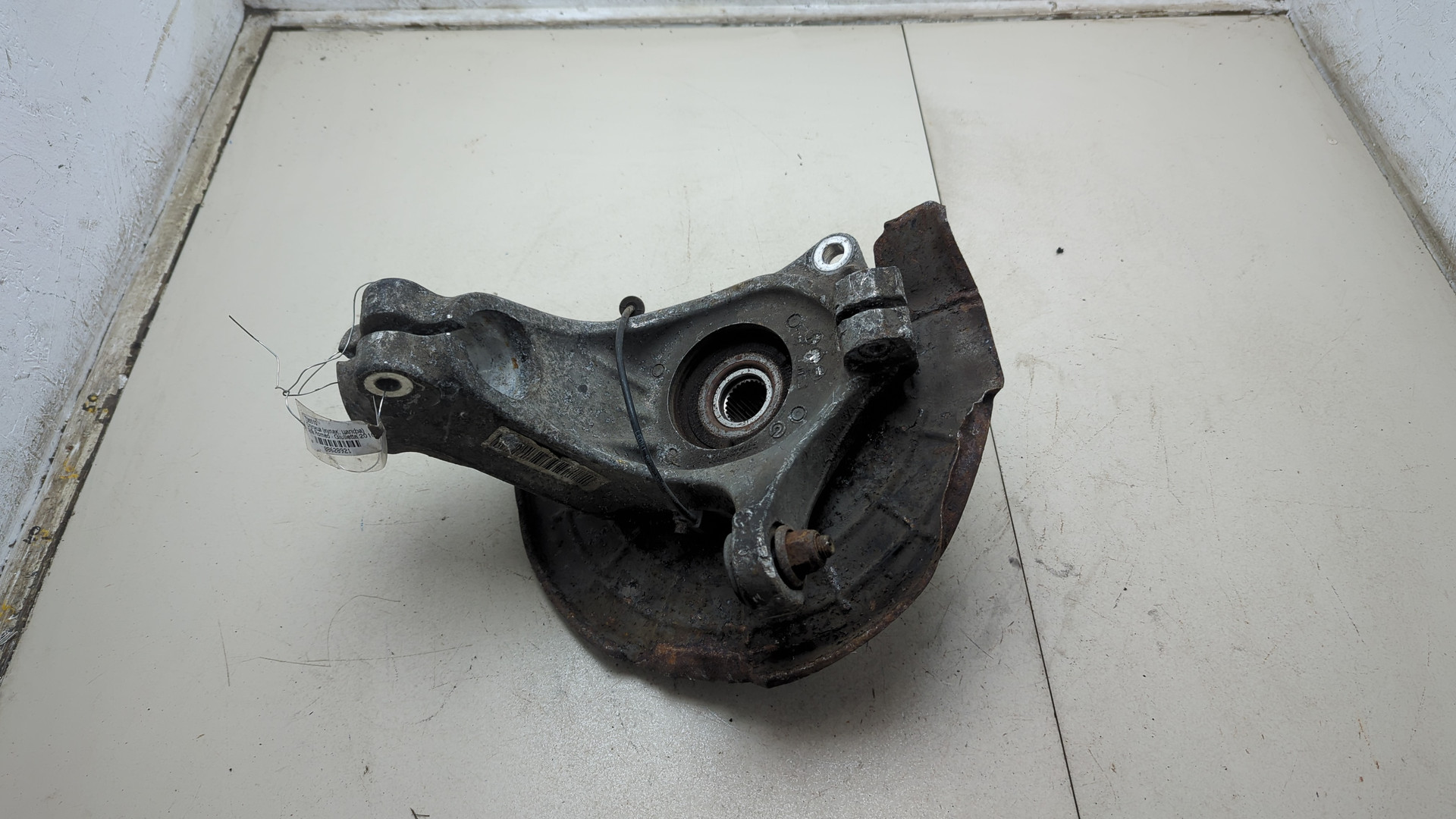 Кулак поворотный передний левый