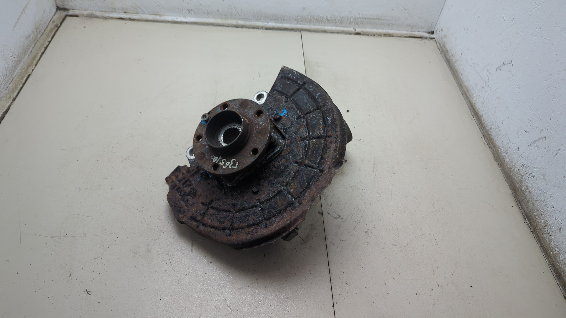 Кулак поворотный передний левый