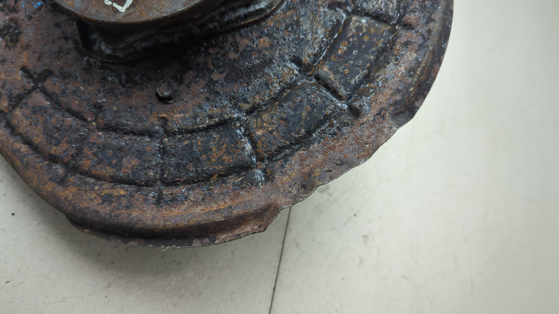 Кулак поворотный передний левый