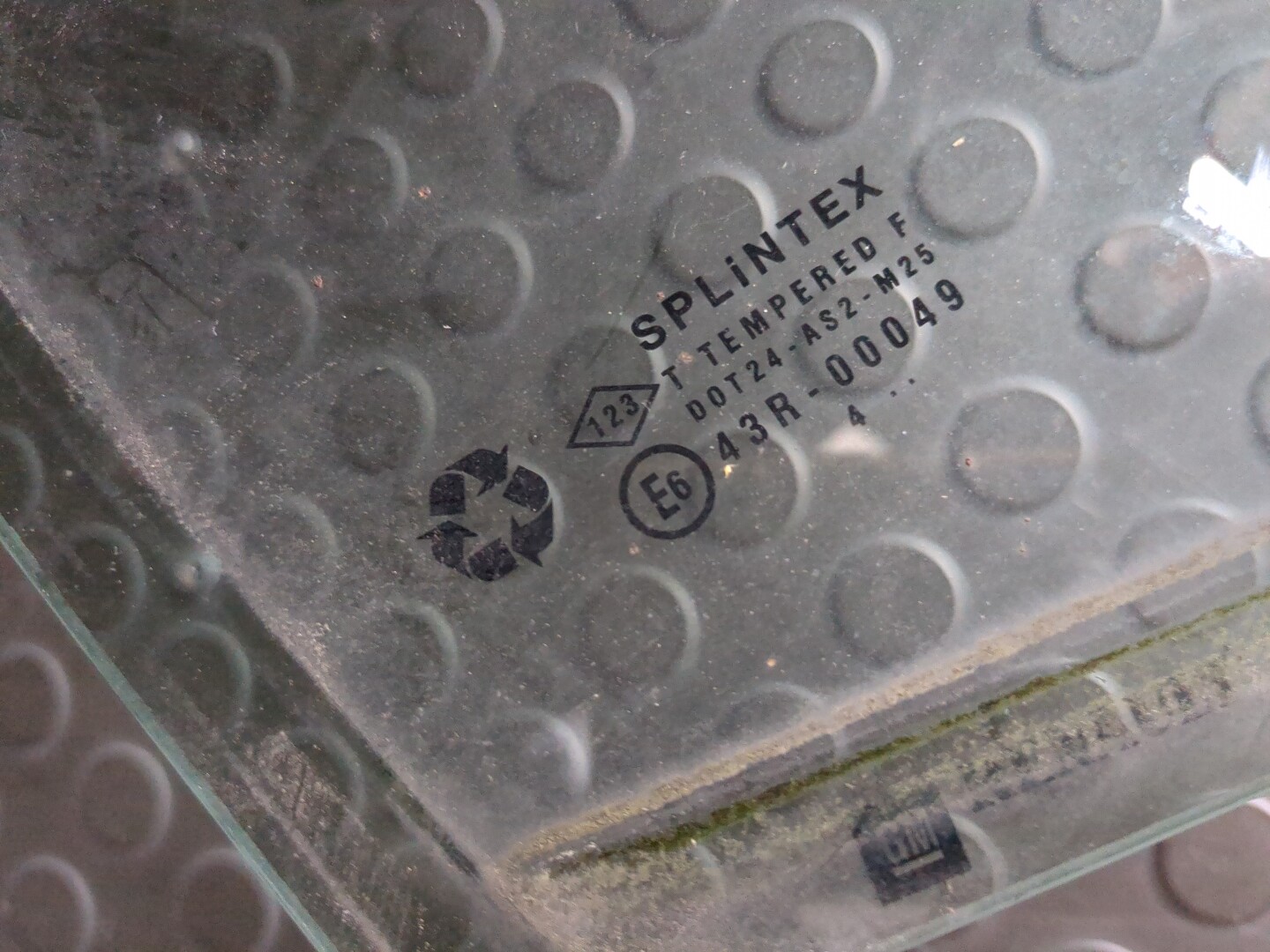 Стекло двери передней правой (форточка)