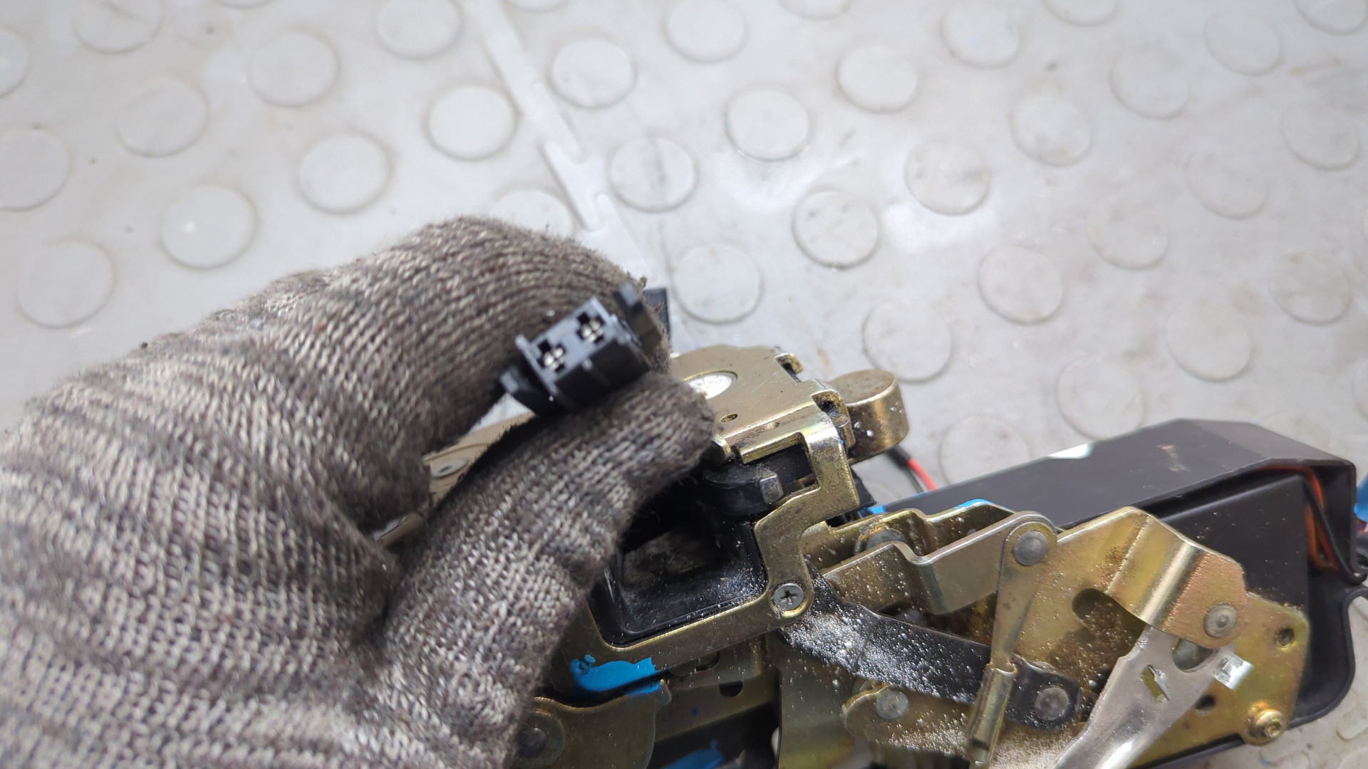 Замок двери задней правой