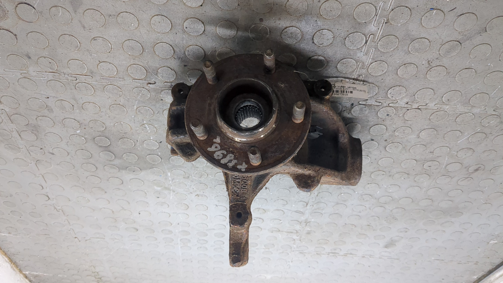 Кулак поворотный передний левый