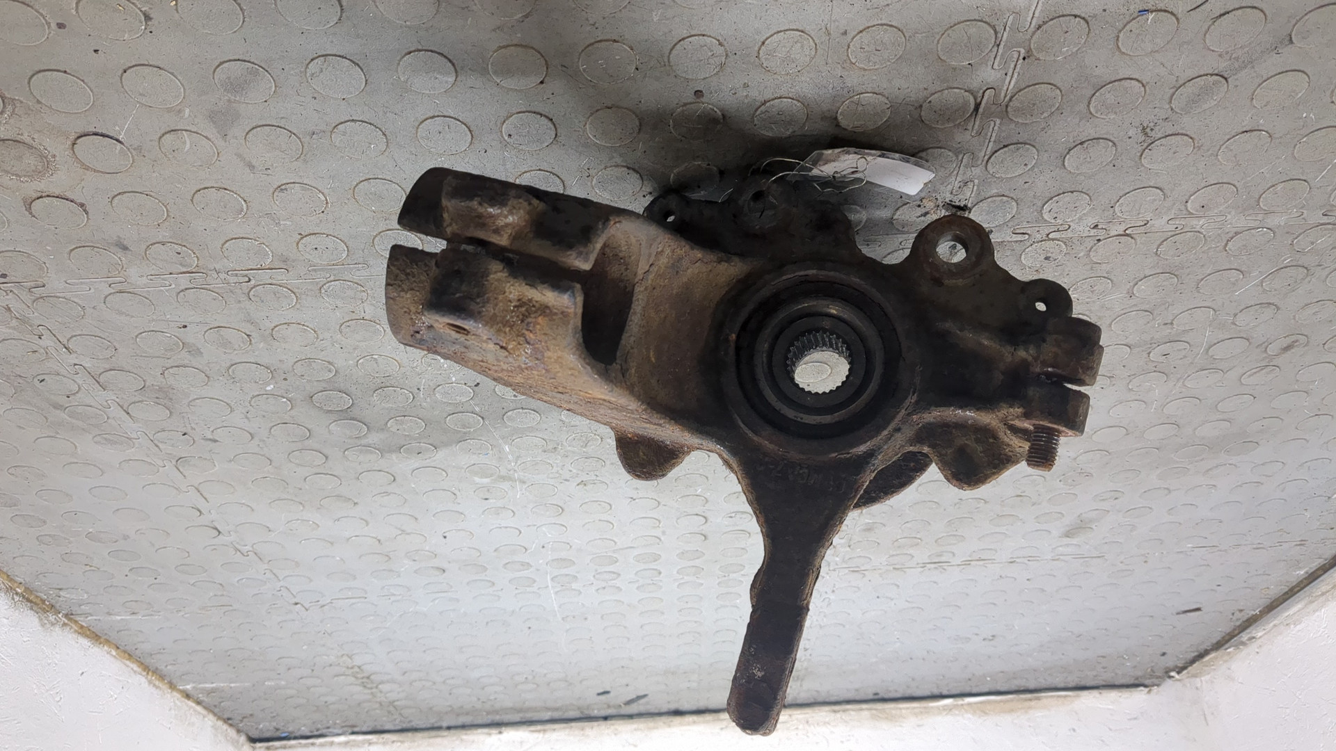 Кулак поворотный передний левый