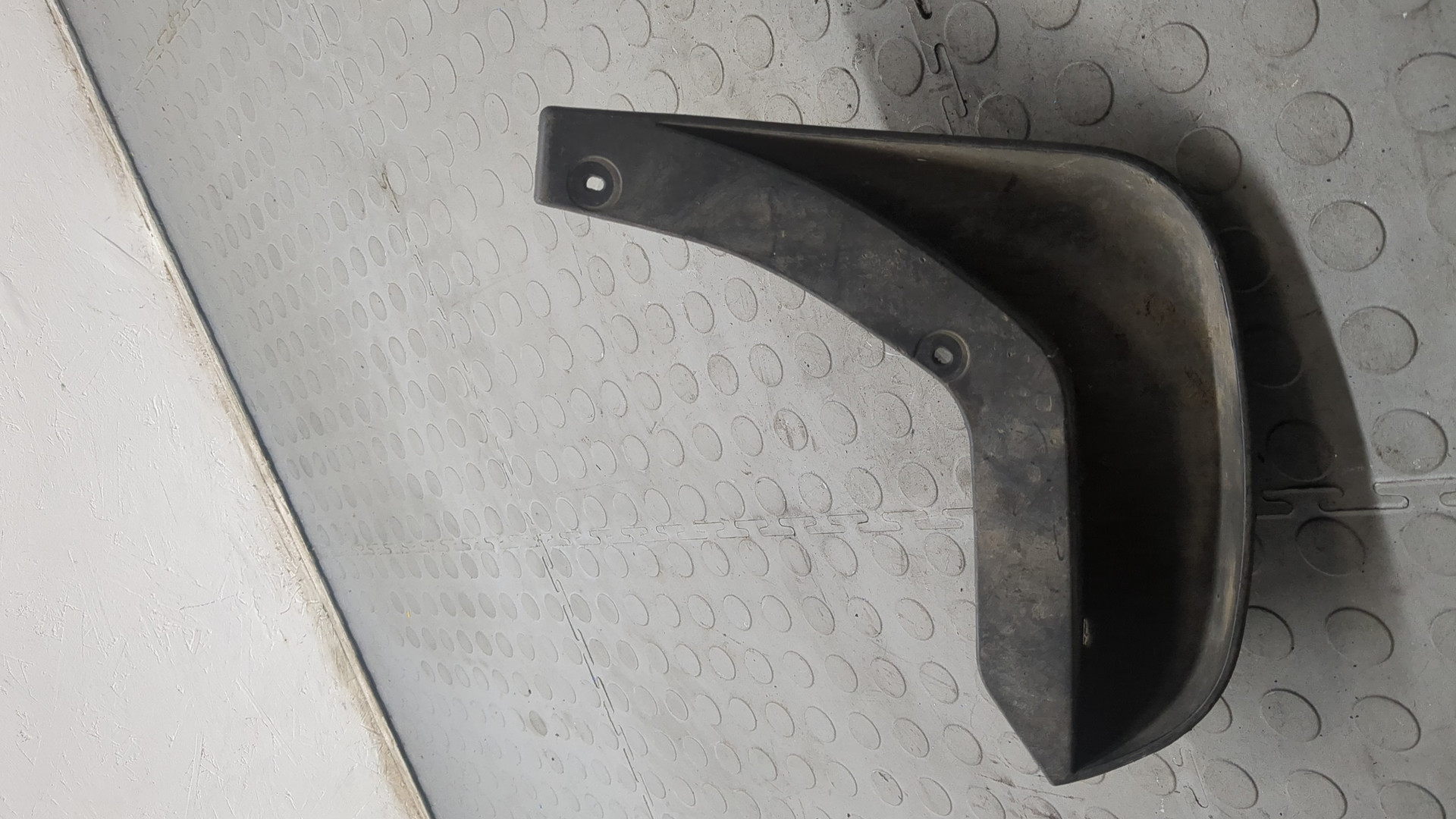 Брызговик передний левый