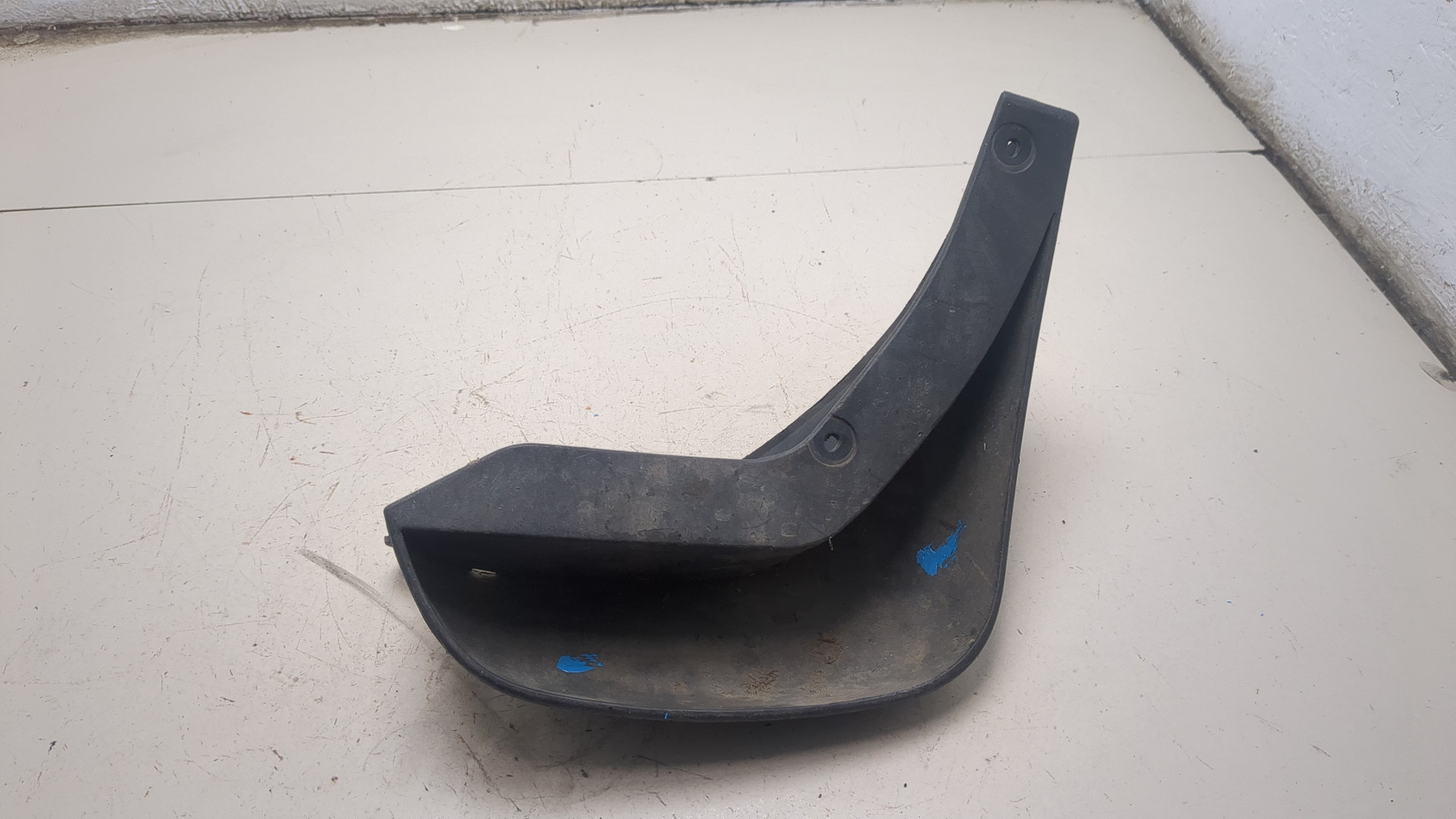 Брызговик передний левый