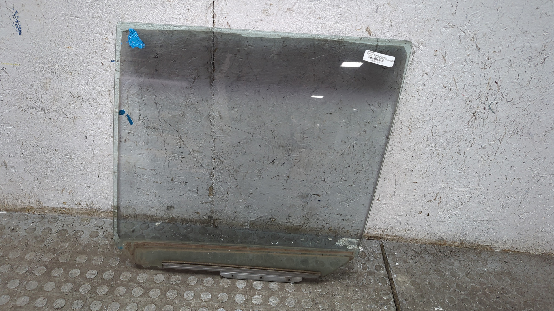 Стекло двери задней левой